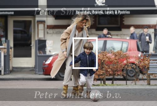 Amsterdam 11 maart 2018   
Danie Bles aan het voetballen met zijn zoon