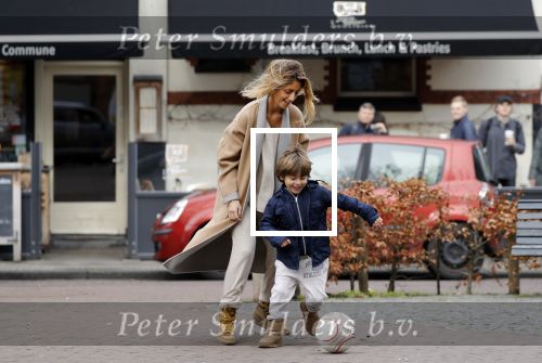 Amsterdam 11 maart 2018   
Danie Bles aan het voetballen met zijn zoon