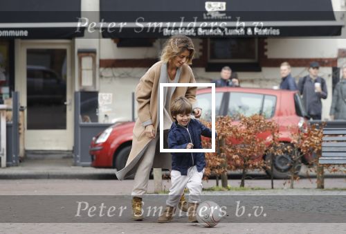 Amsterdam 11 maart 2018   
Danie Bles aan het voetballen met zijn zoon