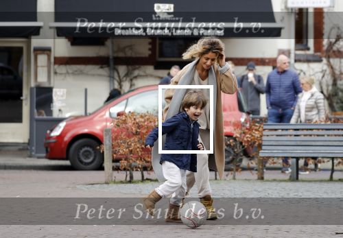 Amsterdam 11 maart 2018   
Danie Bles aan het voetballen met zijn zoon