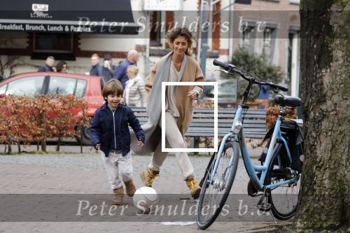 Amsterdam 11 maart 2018   
Danie Bles aan het voetballen met zijn zoon