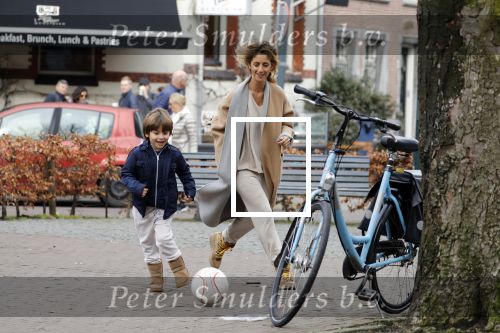 Amsterdam 11 maart 2018   
Danie Bles aan het voetballen met zijn zoon