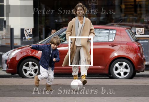 Amsterdam 11 maart 2018   
Danie Bles aan het voetballen met zijn zoon