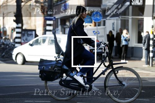 Amsterdam 16 februari 2018
Doutzen Kroes op haar fiets in Amsterdam