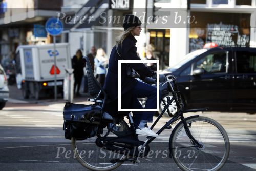 Amsterdam 16 februari 2018
Doutzen Kroes op haar fiets in Amsterdam