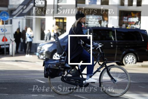 Amsterdam 16 februari 2018
Doutzen Kroes op haar fiets in Amsterdam