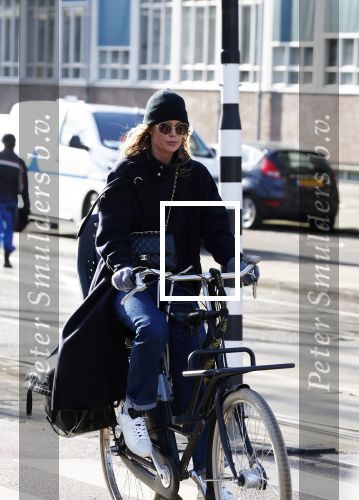 Amsterdam 16 februari 2018
Doutzen Kroes op haar fiets in Amsterdam