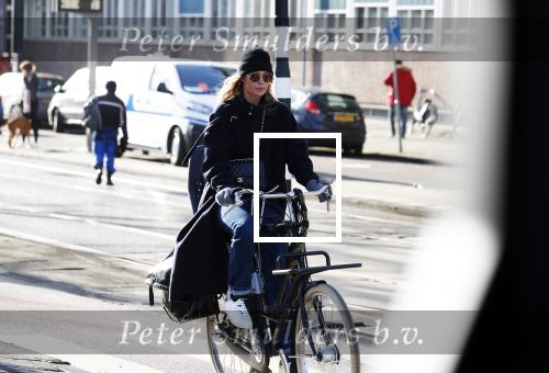 Amsterdam 16 februari 2018
Doutzen Kroes op haar fiets in Amsterdam