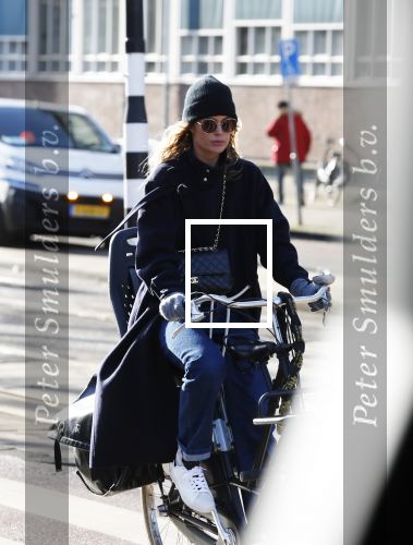 Amsterdam 16 februari 2018
Doutzen Kroes op haar fiets in Amsterdam