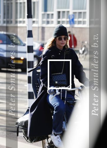 Amsterdam 16 februari 2018
Doutzen Kroes op haar fiets in Amsterdam
