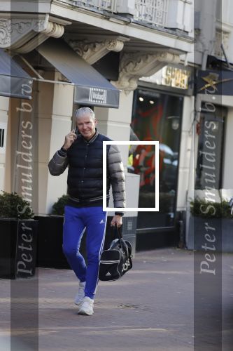Amsterdam 7 februari 2018  
Dries Roelvink bellend op de pc hooftstraat