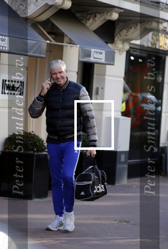 Amsterdam 7 februari 2018  
Dries Roelvink bellend op de pc hooftstraat