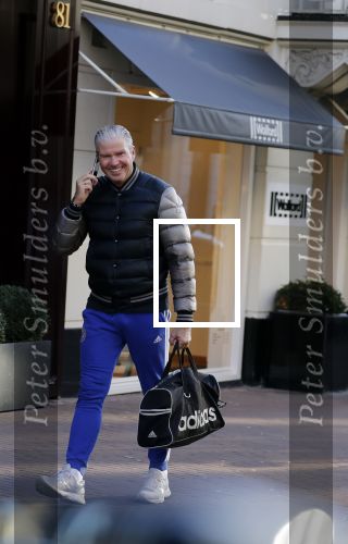 Amsterdam 7 februari 2018  
Dries Roelvink bellend op de pc hooftstraat