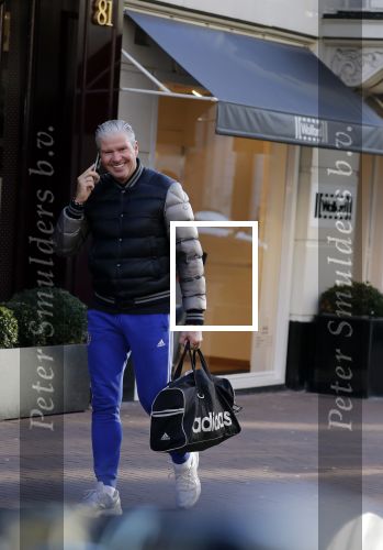 Amsterdam 7 februari 2018  
Dries Roelvink bellend op de pc hooftstraat