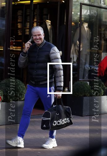 Amsterdam 7 februari 2018  
Dries Roelvink bellend op de pc hooftstraat
