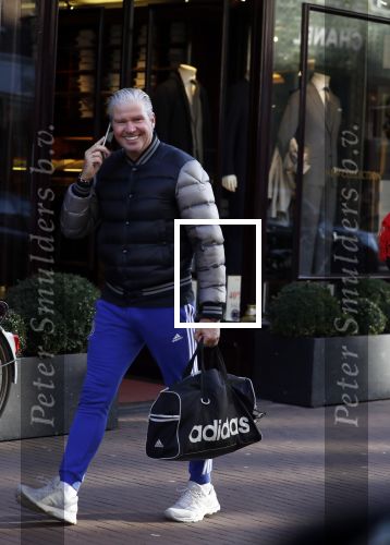 Amsterdam 7 februari 2018  
Dries Roelvink bellend op de pc hooftstraat