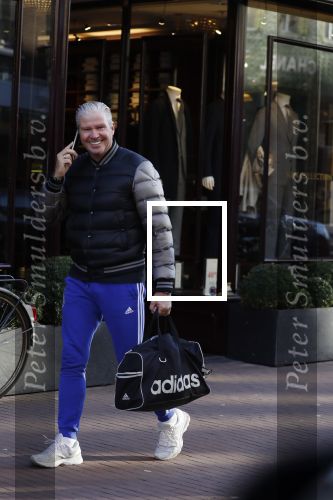 Amsterdam 7 februari 2018  
Dries Roelvink bellend op de pc hooftstraat