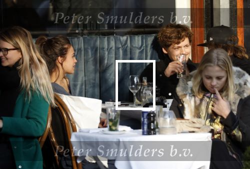 Amsterdam 21 februari 2018
Soy Kroon en Holly Brtood op terras met stylist Tommie Driessen