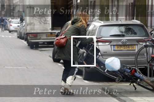 Amsterdam 9 februari 2018
Actrice Ilse Warringa ( de luizenmoeder) haalt haar dochter op op school.
