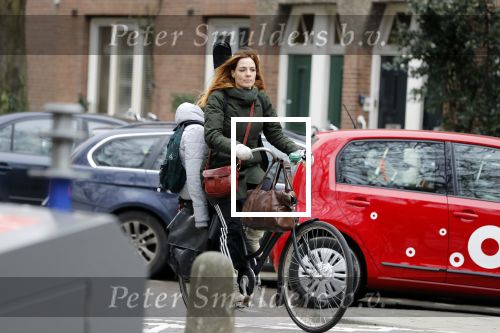 Amsterdam 9 februari 2018
Actrice Ilse Warringa ( de luizenmoeder) haalt haar dochter op op school.