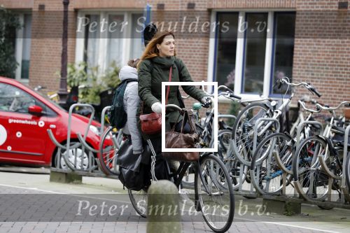 Amsterdam 9 februari 2018
Actrice Ilse Warringa ( de luizenmoeder) haalt haar dochter op op school.