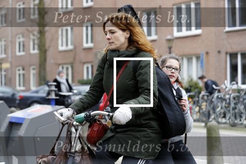 Amsterdam 9 februari 2018
Actrice Ilse Warringa ( de luizenmoeder) haalt haar dochter op op school.