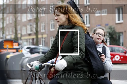 Amsterdam 9 februari 2018
Actrice Ilse Warringa ( de luizenmoeder) haalt haar dochter op op school.