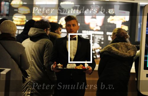 Amsterdam 12 februari 2018
Jan Versteegh eet voor premiere in zijn smoking bij Mac Donalds