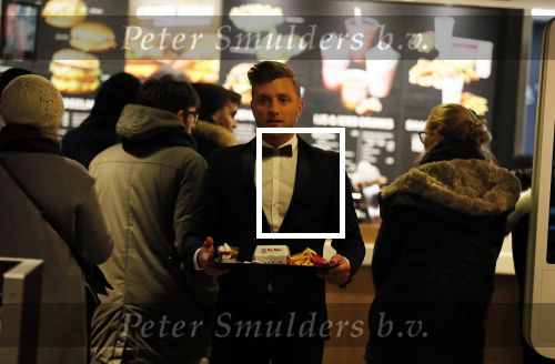 Amsterdam 12 februari 2018
Jan Versteegh eet voor premiere in zijn smoking bij Mac Donalds