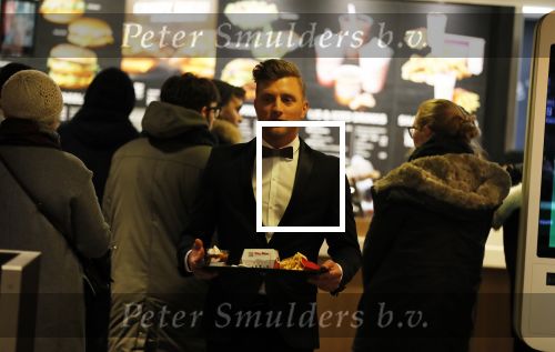 Amsterdam 12 februari 2018
Jan Versteegh eet voor premiere in zijn smoking bij Mac Donalds