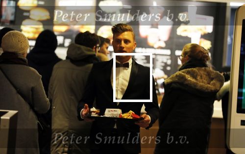 Amsterdam 12 februari 2018
Jan Versteegh eet voor premiere in zijn smoking bij Mac Donalds