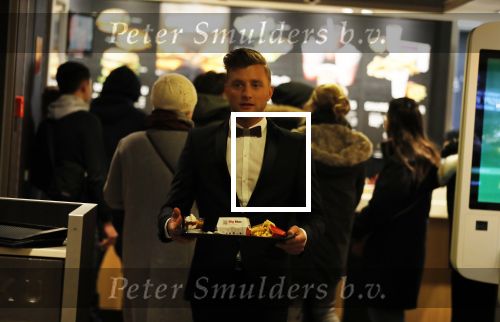 Amsterdam 12 februari 2018
Jan Versteegh eet voor premiere in zijn smoking bij Mac Donalds