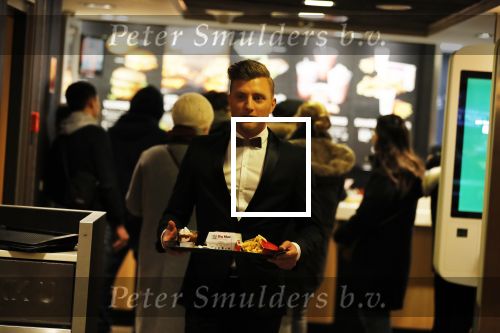 Amsterdam 12 februari 2018
Jan Versteegh eet voor premiere in zijn smoking bij Mac Donalds