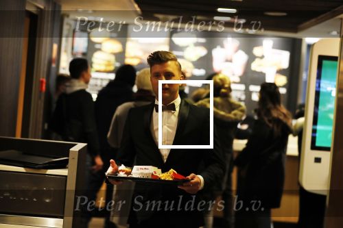 Amsterdam 12 februari 2018
Jan Versteegh eet voor premiere in zijn smoking bij Mac Donalds