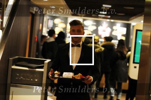 Amsterdam 12 februari 2018
Jan Versteegh eet voor premiere in zijn smoking bij Mac Donalds