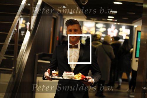 Amsterdam 12 februari 2018
Jan Versteegh eet voor premiere in zijn smoking bij Mac Donalds