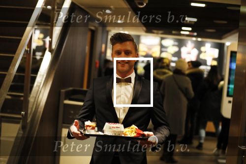 Amsterdam 12 februari 2018
Jan Versteegh eet voor premiere in zijn smoking bij Mac Donalds