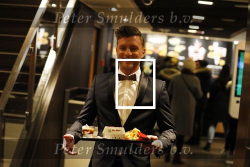 Amsterdam 12 februari 2018
Jan Versteegh eet voor premiere in zijn smoking bij Mac Donalds