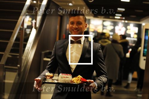 Amsterdam 12 februari 2018
Jan Versteegh eet voor premiere in zijn smoking bij Mac Donalds