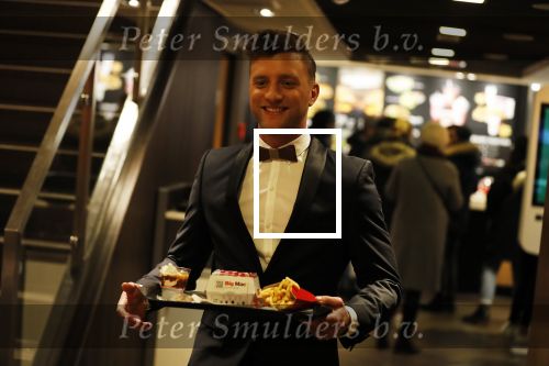 Amsterdam 12 februari 2018
Jan Versteegh eet voor premiere in zijn smoking bij Mac Donalds