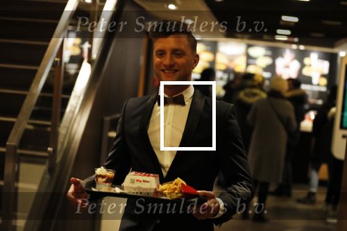 Amsterdam 12 februari 2018
Jan Versteegh eet voor premiere in zijn smoking bij Mac Donalds