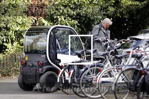 Amsterdam 9 maart 2018 
Jeroen Krabbe in zijn Biro karretje/wagentje.