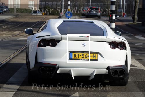 Amsterdam 6 maart 2018
Kunstenaar Joseph Klibansky en zijn vriendin gaan in hun nieuwe ferrari naar een huis kijken in Amsterdam zuid.