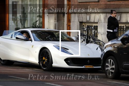 Amsterdam 6 maart 2018
Kunstenaar Joseph Klibansky en zijn vriendin gaan in hun nieuwe ferrari naar een huis kijken in Amsterdam zuid.