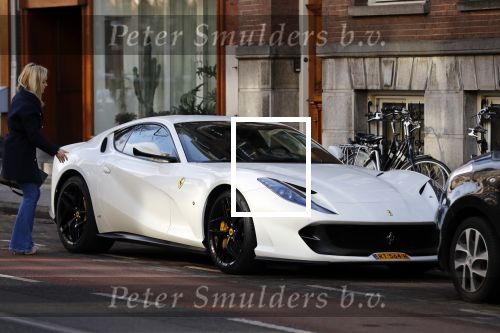 Amsterdam 6 maart 2018
Kunstenaar Joseph Klibansky en zijn vriendin gaan in hun nieuwe ferrari naar een huis kijken in Amsterdam zuid.