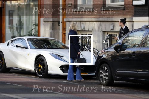 Amsterdam 6 maart 2018
Kunstenaar Joseph Klibansky en zijn vriendin gaan in hun nieuwe ferrari naar een huis kijken in Amsterdam zuid.