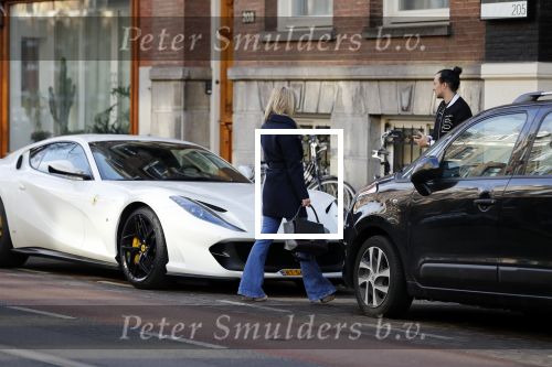 Amsterdam 6 maart 2018
Kunstenaar Joseph Klibansky en zijn vriendin gaan in hun nieuwe ferrari naar een huis kijken in Amsterdam zuid.