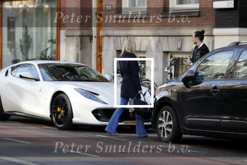 Amsterdam 6 maart 2018
Kunstenaar Joseph Klibansky en zijn vriendin gaan in hun nieuwe ferrari naar een huis kijken in Amsterdam zuid.
