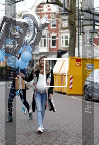 Amsterdam 11 maart 2018
Kim Kotter zwanger met blauwe ballonnen