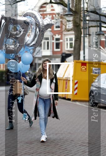 Amsterdam 11 maart 2018
Kim Kotter zwanger met blauwe ballonnen